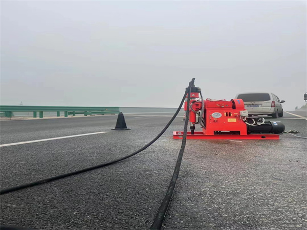 抱由镇马路路基路面开裂下沉注浆加固灌浆