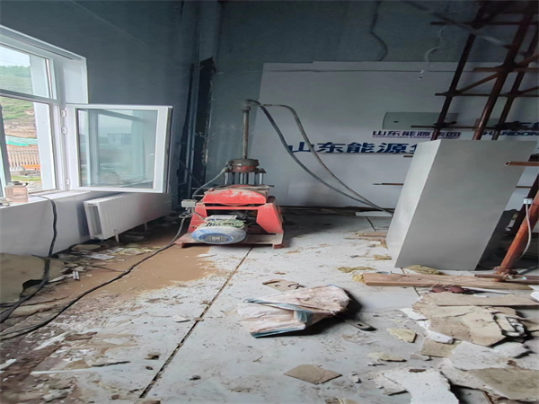 抱由镇地基基础下沉墙体裂缝加固注浆顶升施工